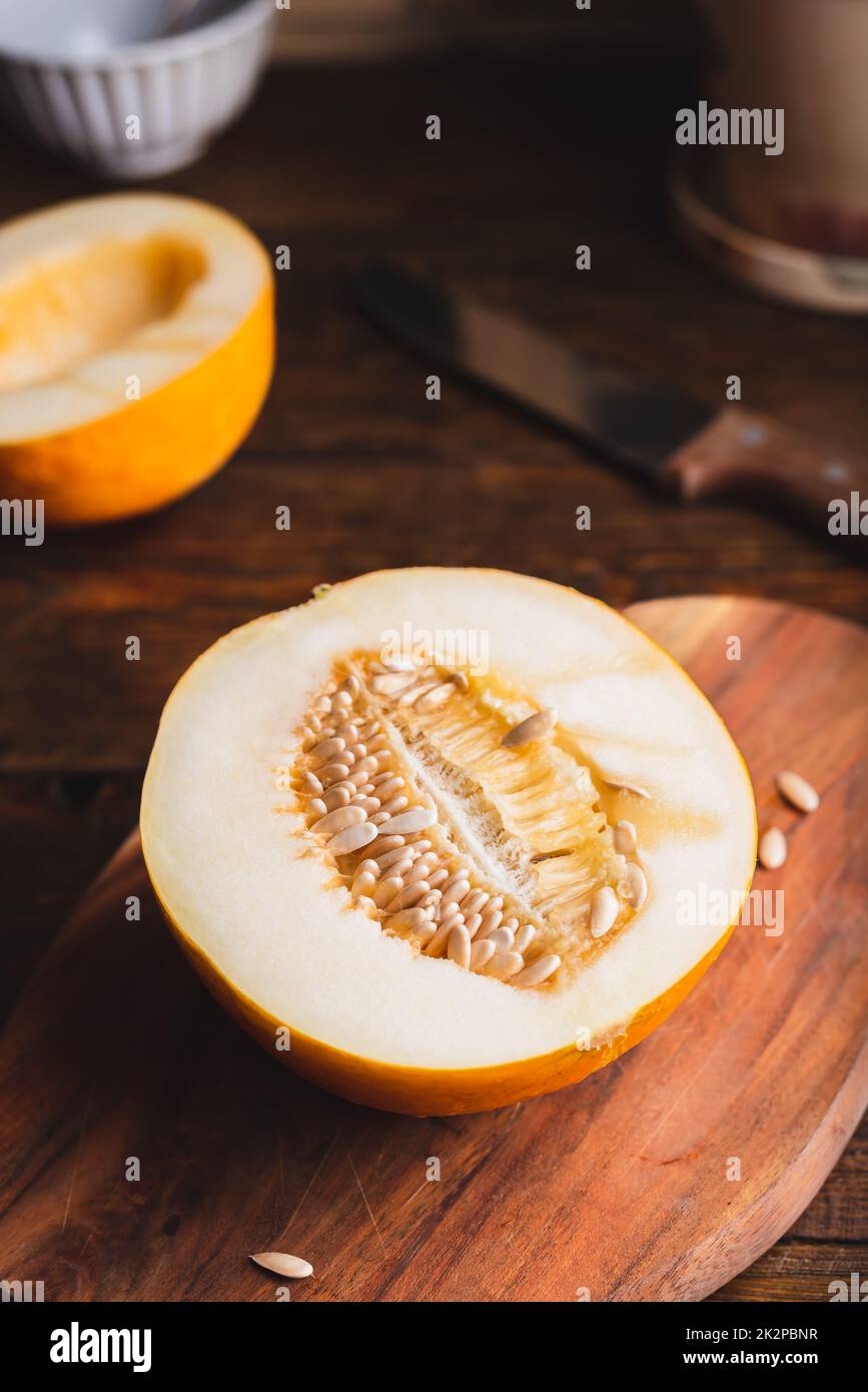 Die Hälfte der süßen gelben Melone Stockfoto