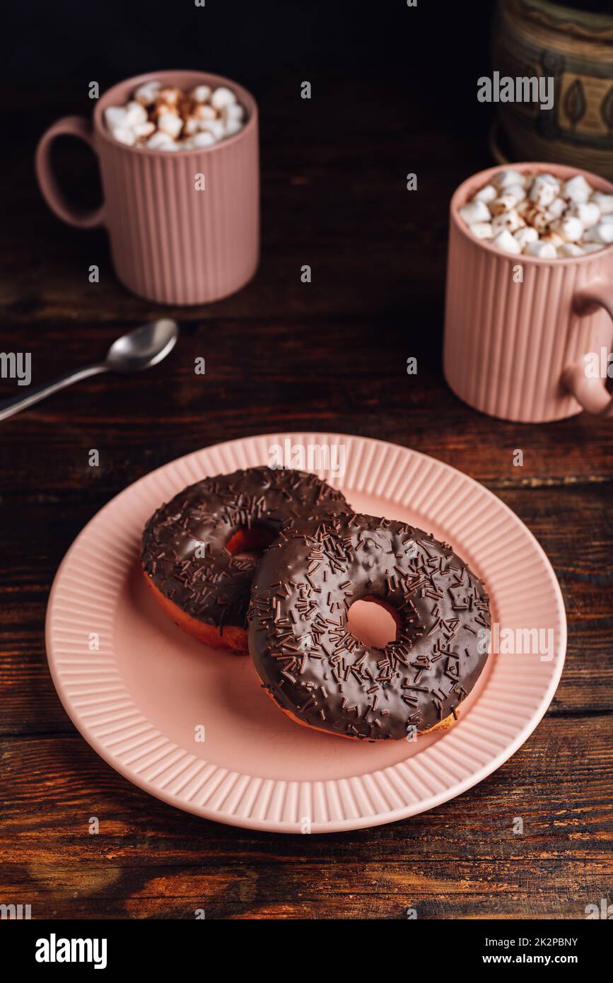 Schokoladen-Donuts und heiße Schokolade mit Marshmallow Stockfoto