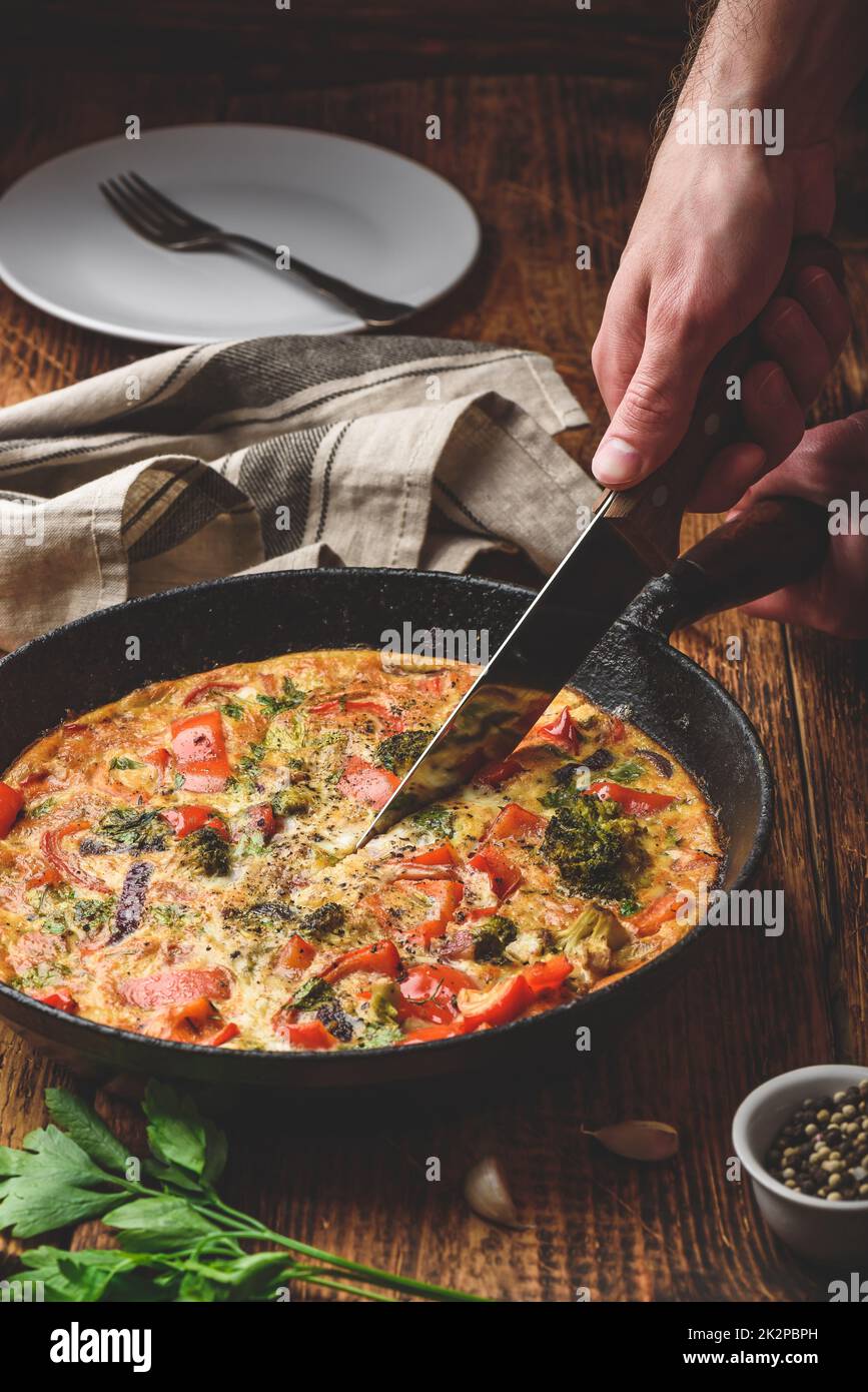 Frittata mit Brokkoli, rote Paprika und rote Zwiebel Stockfoto