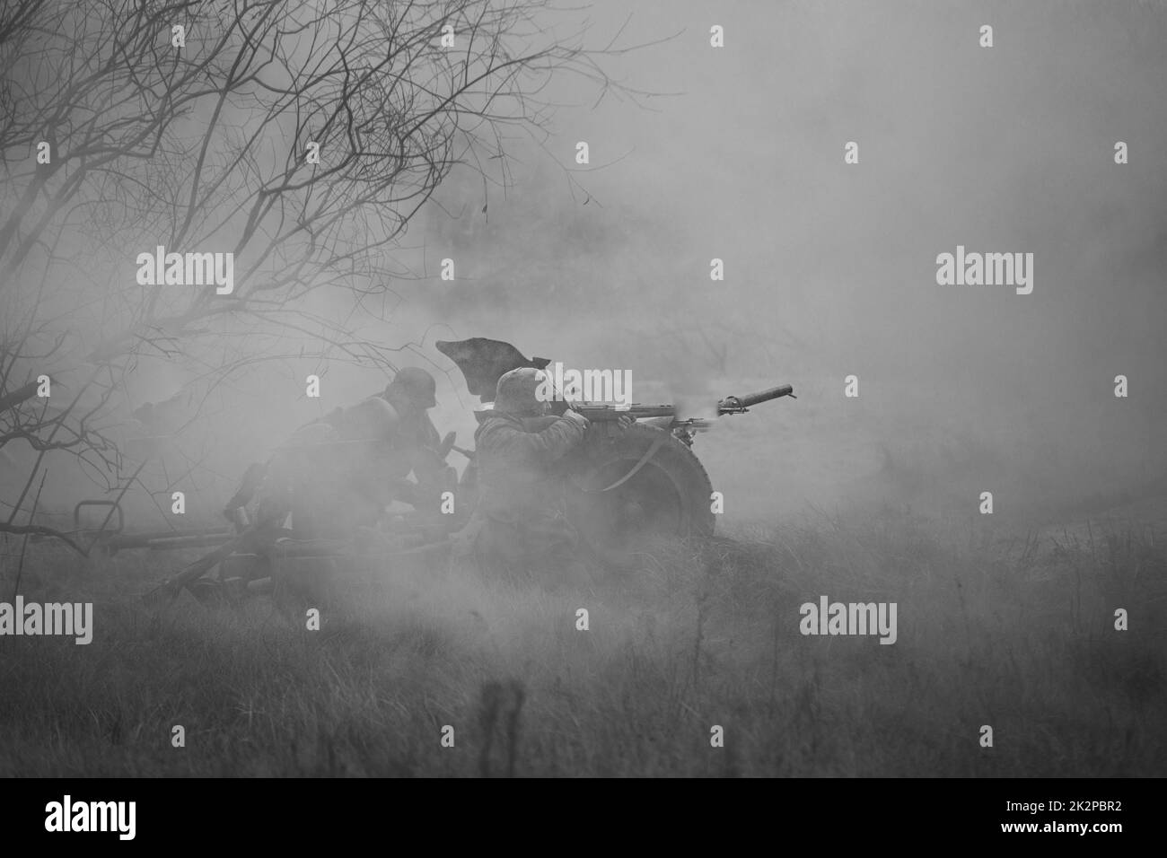 Re-enactors gekleidet als Wehrmachts-Infanterie-Soldaten des Zweiten Weltkriegs, die defensiv mit der Panzerabwehrpistole kämpfen. Deutsche Panzerabwehrpistole That Stockfoto