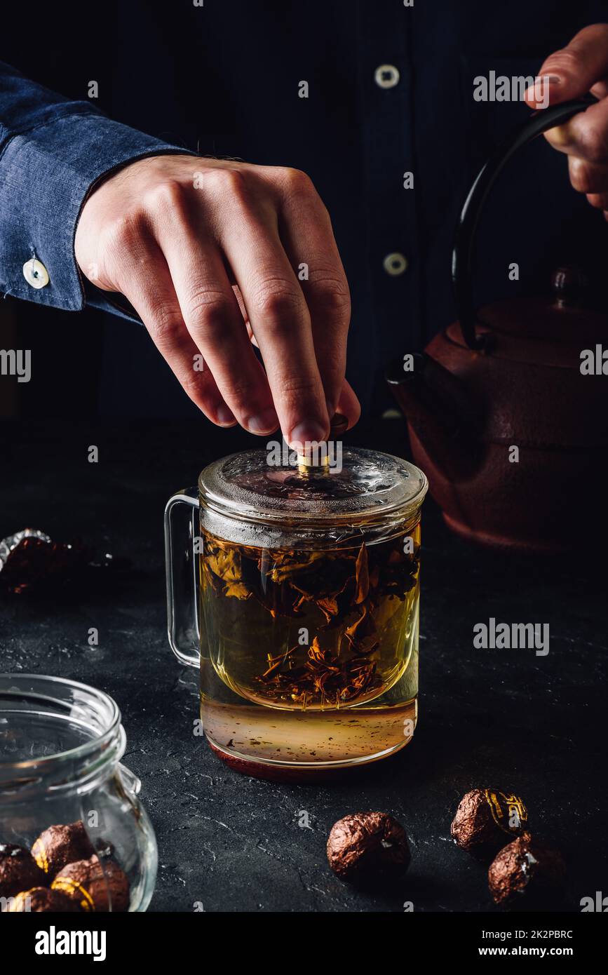 Ziehzeit roter Tee im Glas mug Stockfoto