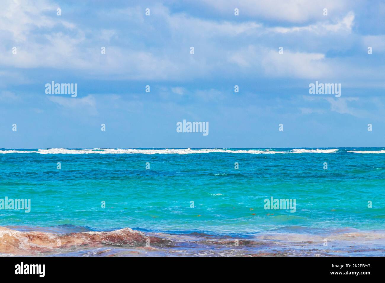Wellen Wasser karibik Küste und Strand Panorama Blick Tulum Mexico. Stockfoto