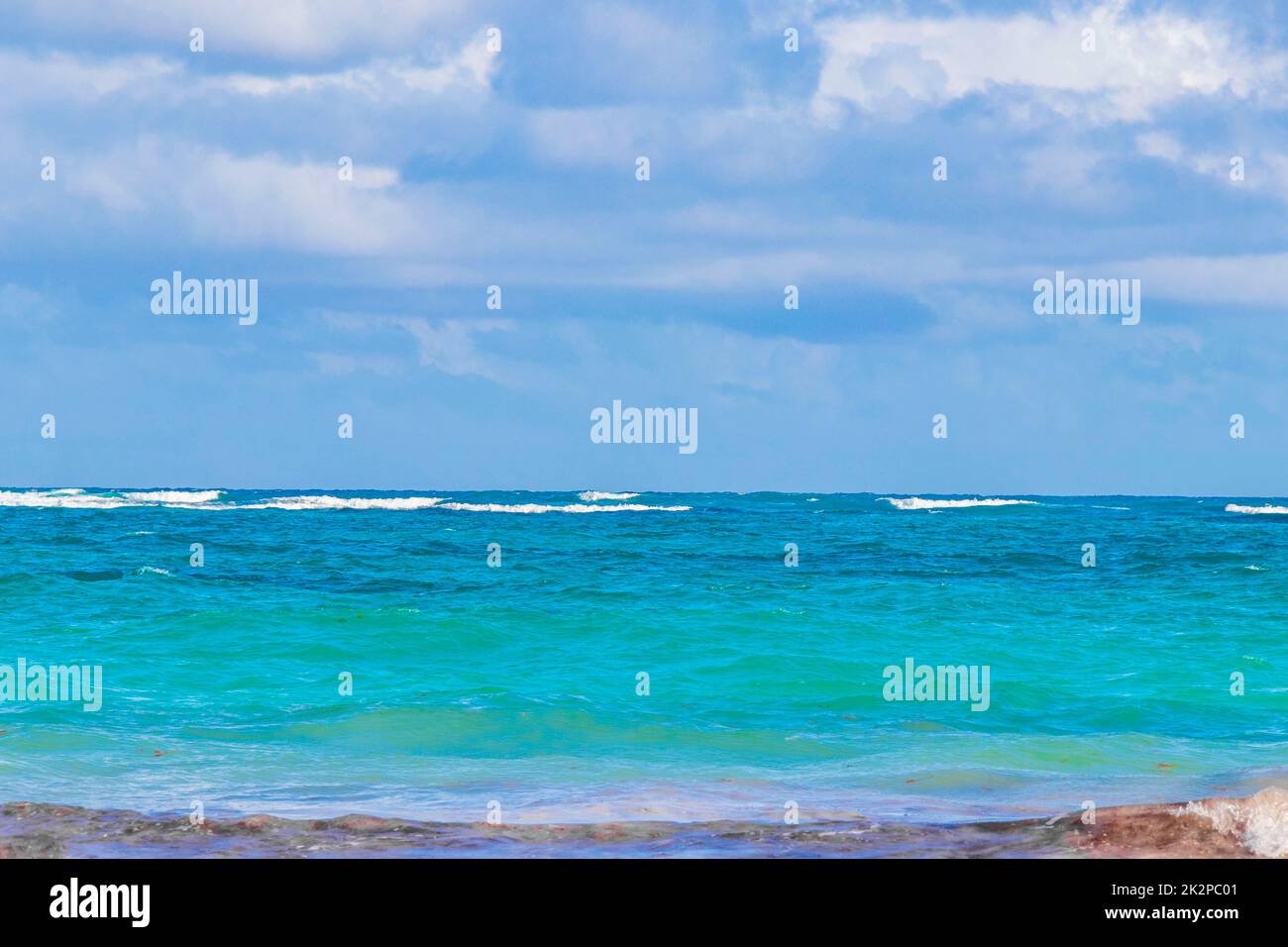 Wellen Wasser karibik Küste und Strand Panorama Blick Tulum Mexico. Stockfoto