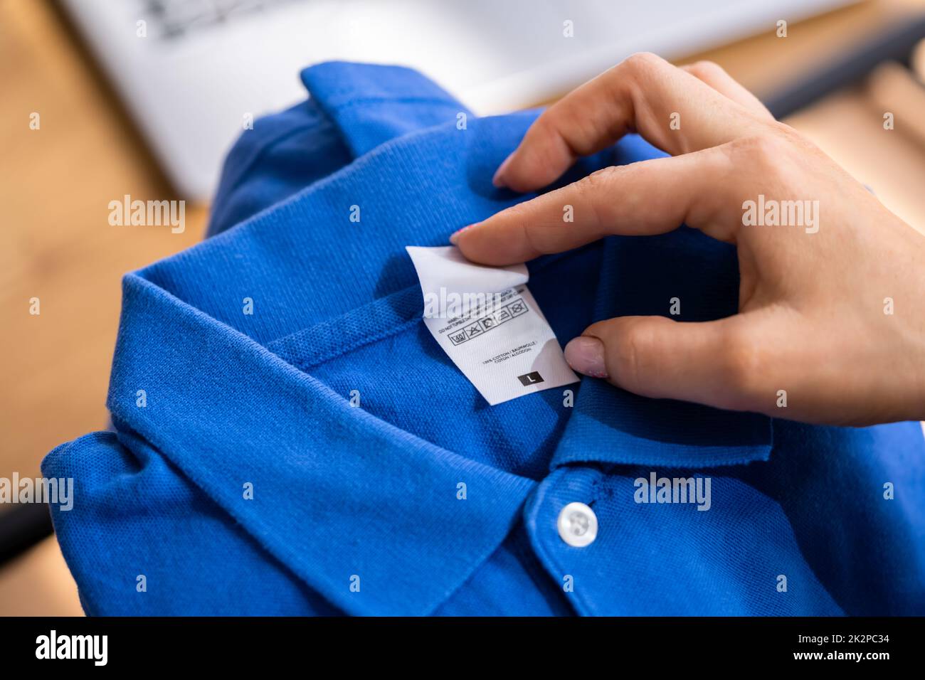 Shirt label close up -Fotos und -Bildmaterial in hoher Auflösung – Alamy