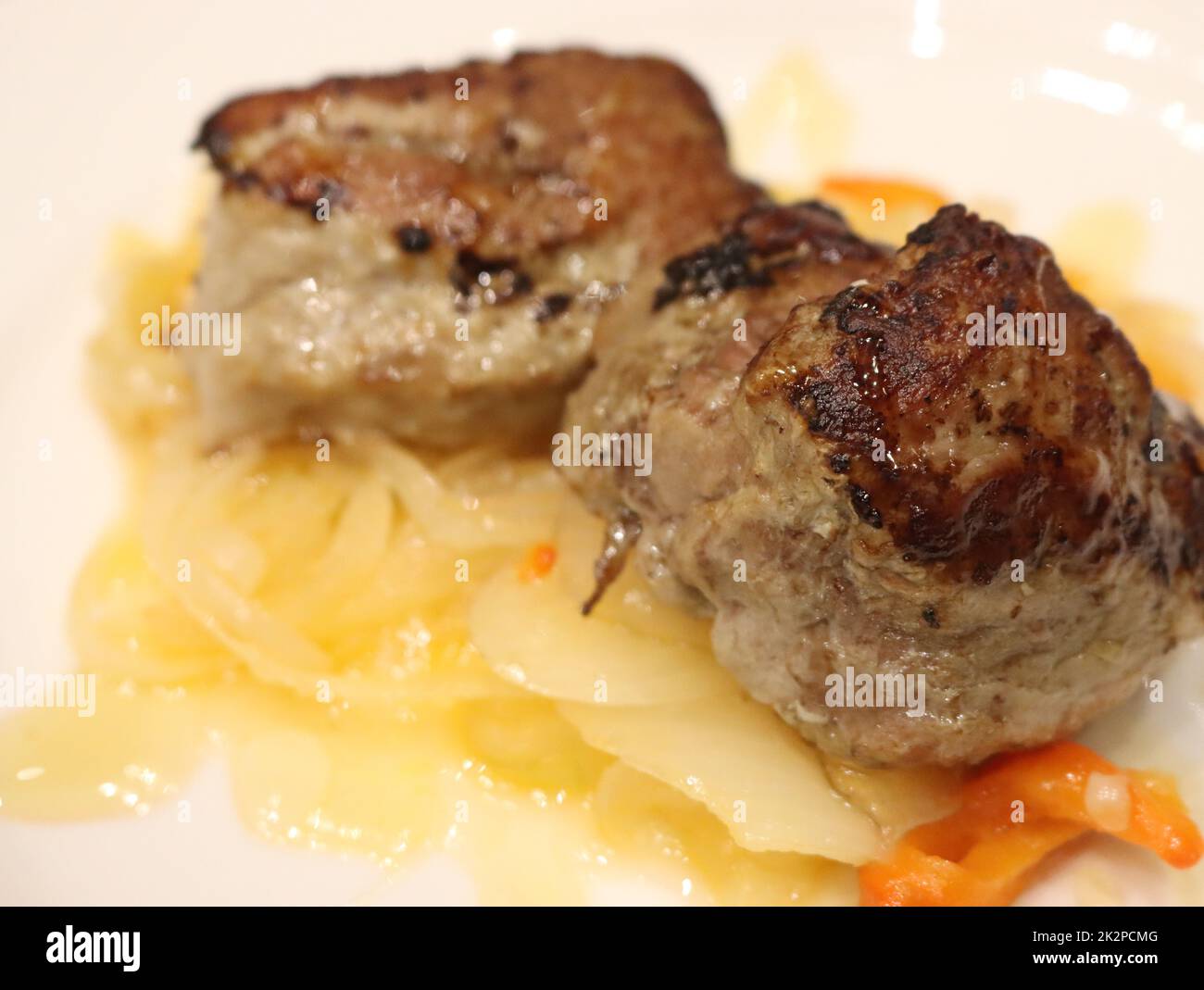 Köstliches Gericht gegrilltes Sirloin bis auf den Punkt mit Pfeffer- und Zwiebelsauce Stockfoto
