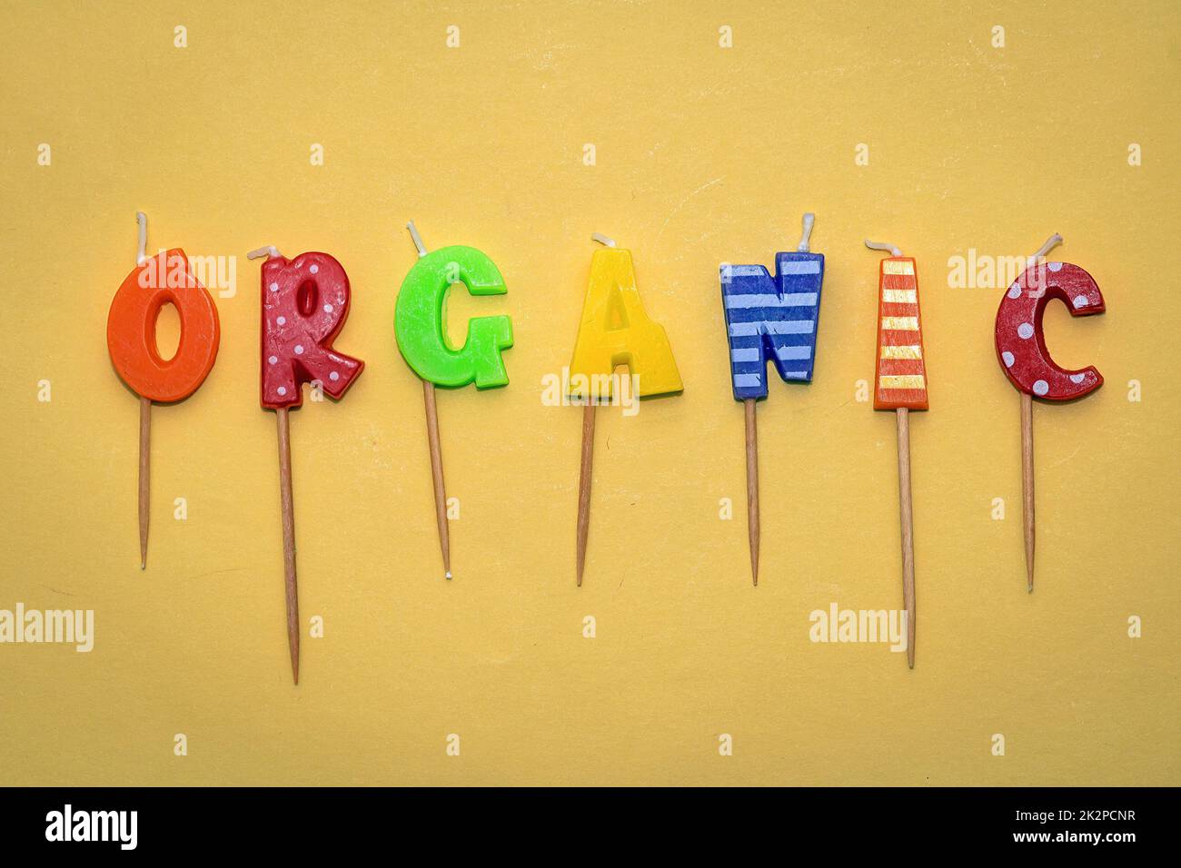 Bunte Buchstaben auf Etiketten für Bio-Lebensmittel Stockfoto