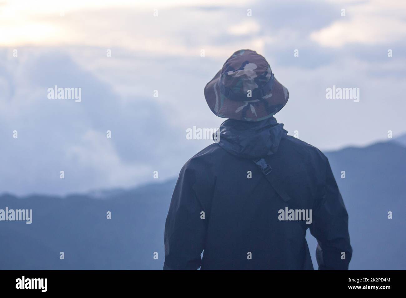 Die schwarzen Hemdmänner beobachten den Nebel auf dem Berg. Stockfoto