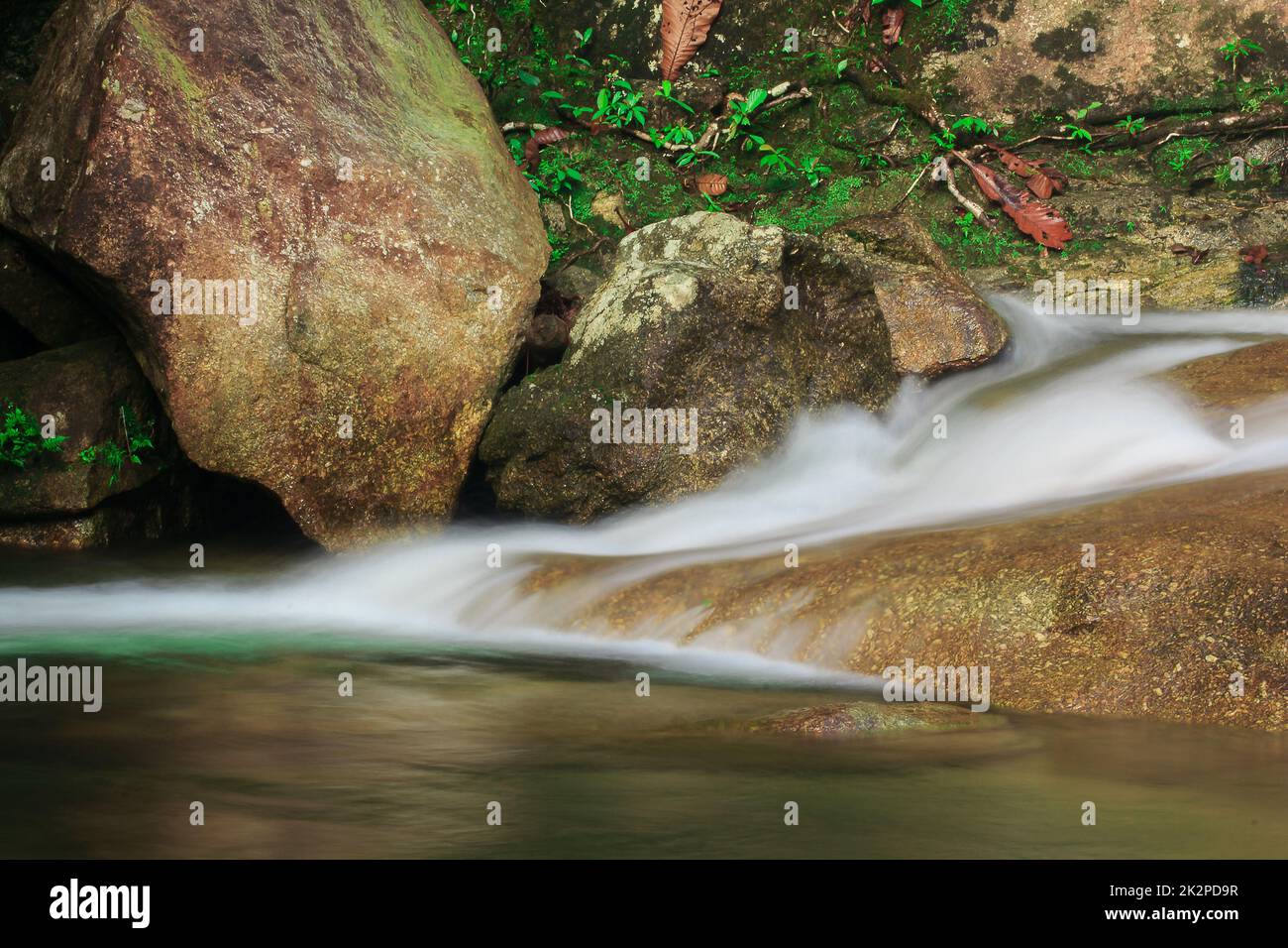 Wasserfälle fließen durch Felsen in der Natur. Der Provinz Phatthalung, Thailand. Stockfoto