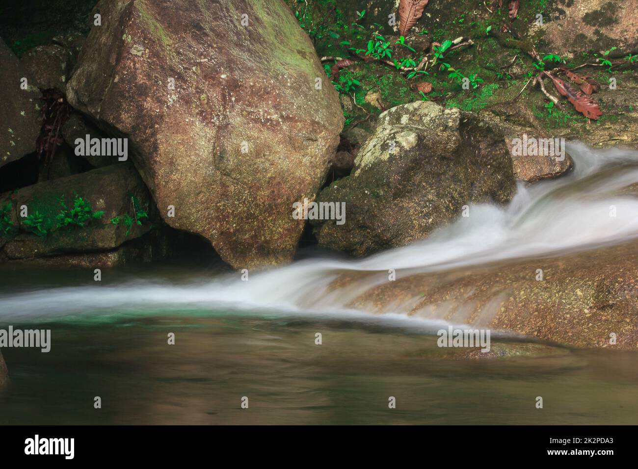 Wasserfälle fließen durch Felsen in der Natur. Der Provinz Phatthalung, Thailand. Stockfoto