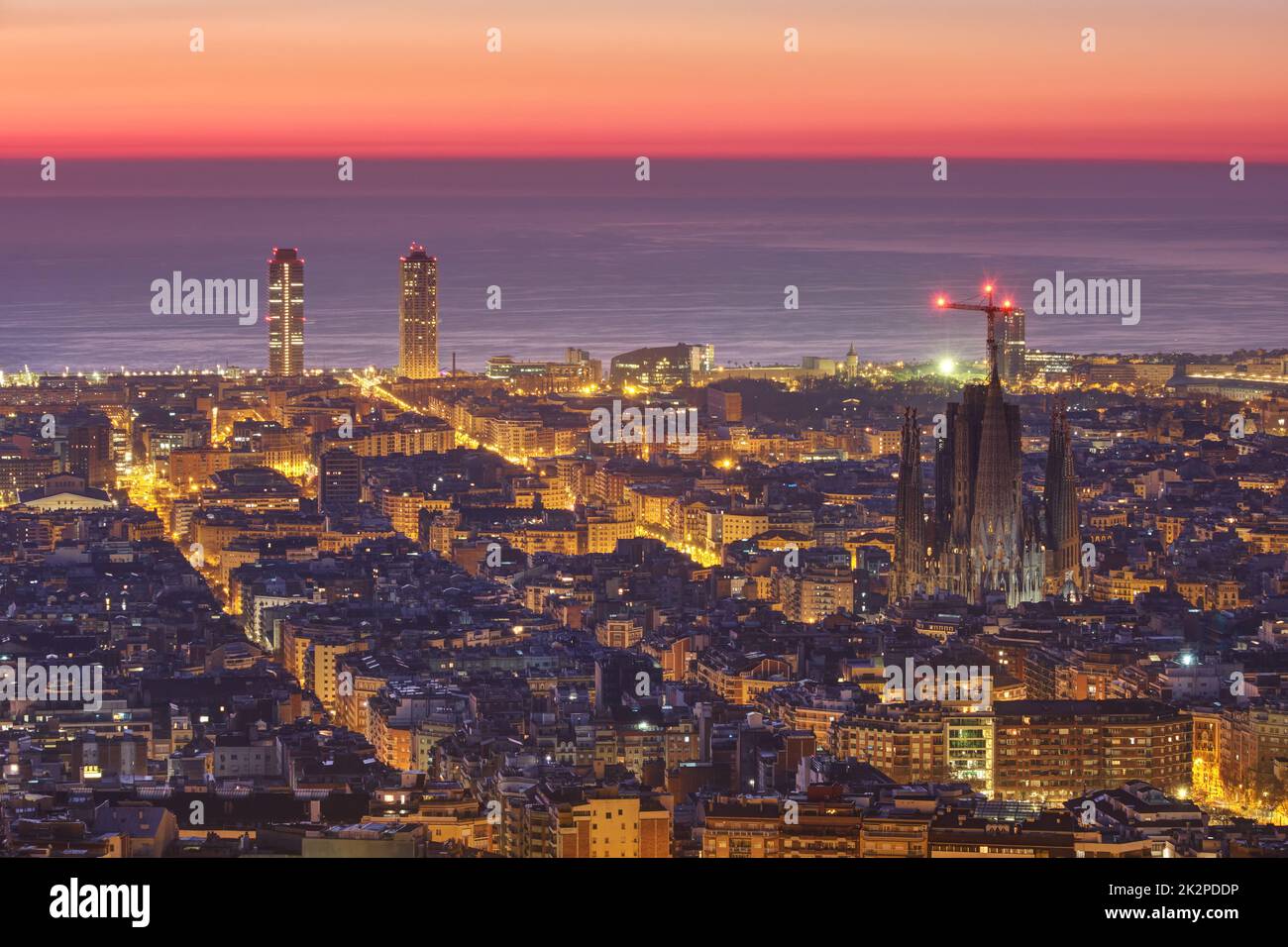 Barcelona mit der berühmten Sagrada Familia vor Sonnenaufgang Stockfoto
