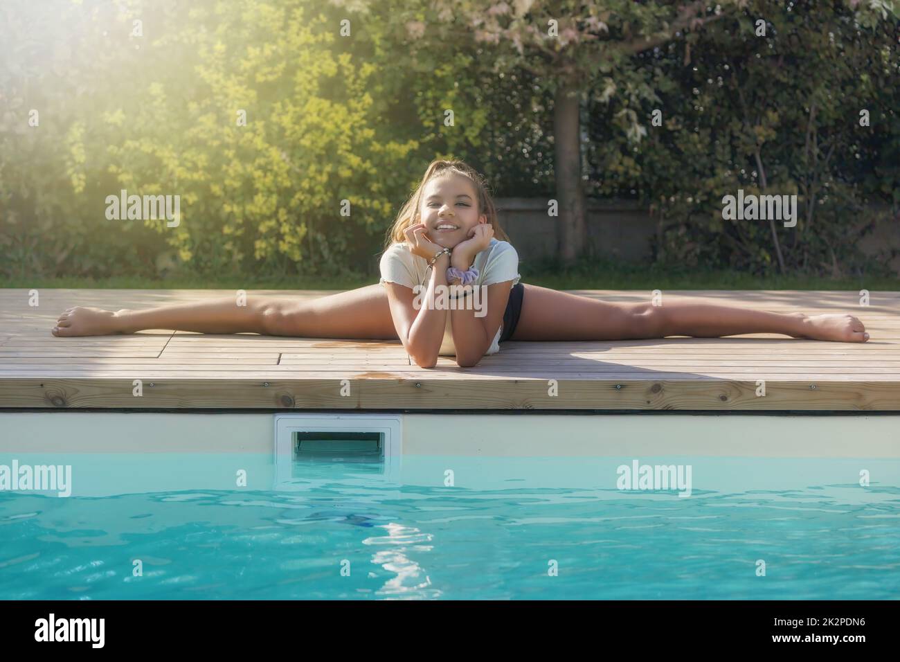 Young Beautiful Girl Doing Gymnastic Fotos Und Bildmaterial In Hoher Auflösung Alamy 6844