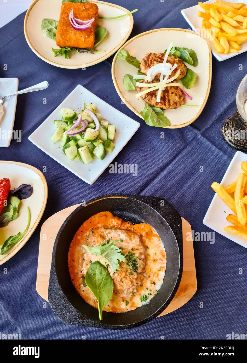 Viele Schüsseln mit Essen auf einem Tisch - griechisches Buffet in einem Restaurant. Stockfoto