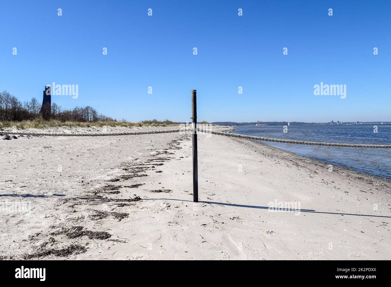 Ein mit Seilen und Pfählen abgegrenzter Bereich am Ostseestrand. Stockfoto