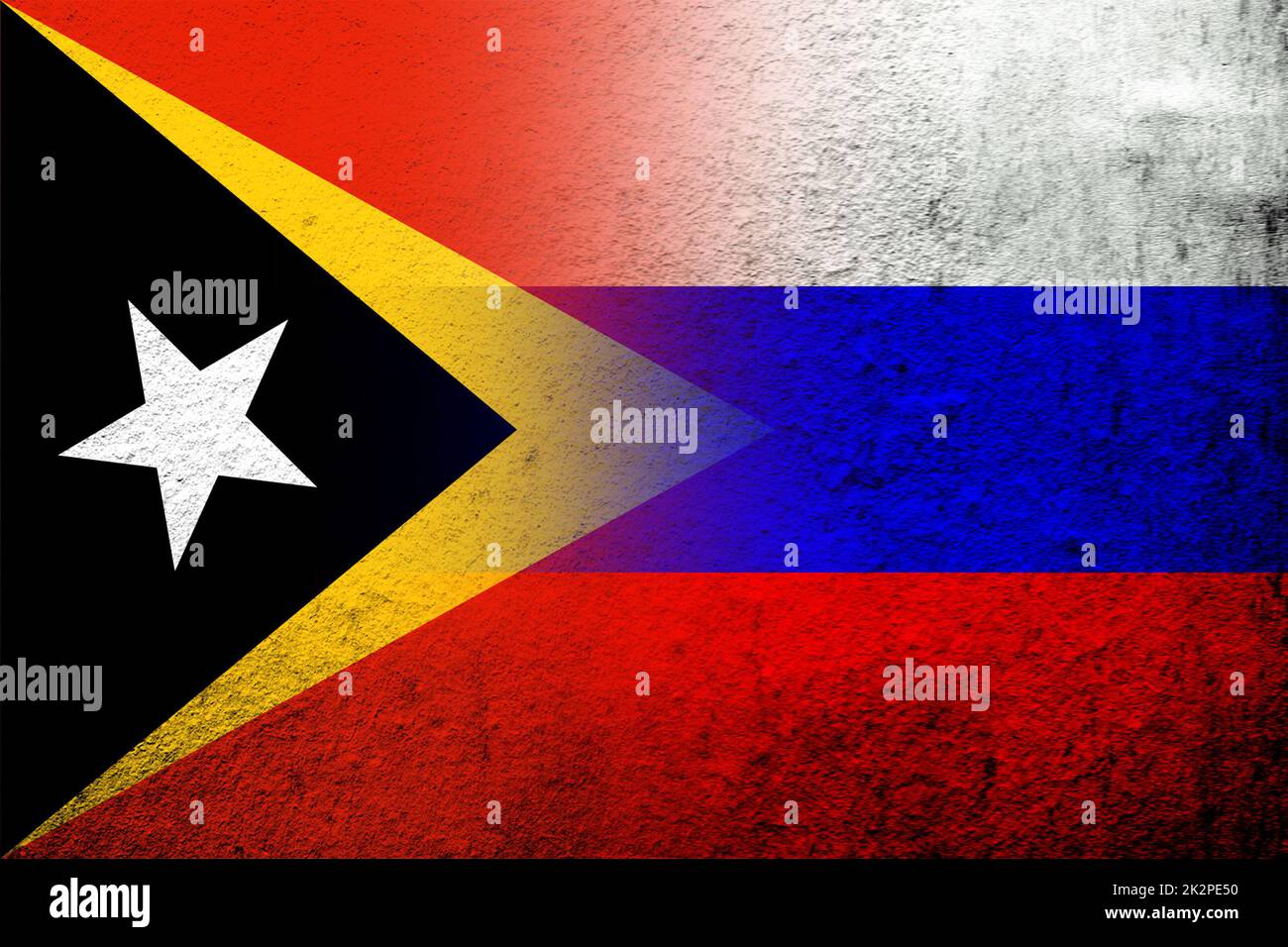 Nationalflagge der Russischen Föderation mit der Demokratischen Republik Timor-Leste Osttimor Nationalflagge. Grungen Hintergrund Stockfoto