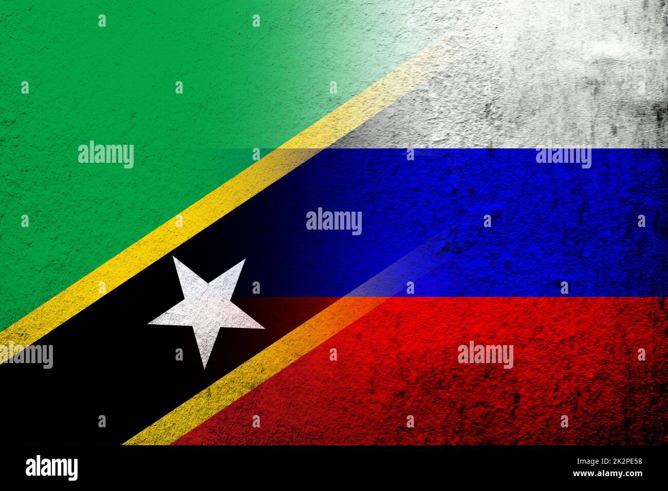 Nationalflagge der Russischen Föderation mit der Föderation der Heiligen Christopher und Nevis St. Kitts und Nevis Nationalflagge. Grungen Hintergrund Stockfoto