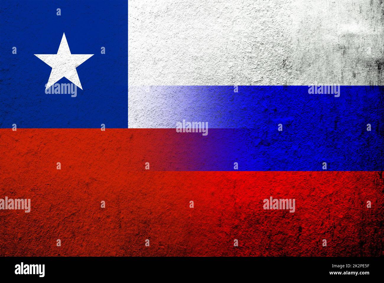 Nationalflagge der Russischen Föderation mit der Republik Chile Nationalflagge. Grungen Hintergrund Stockfoto