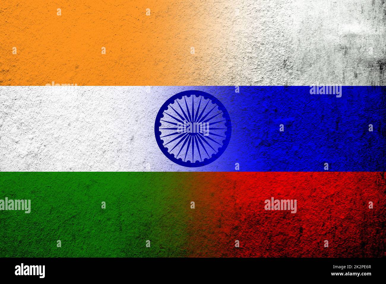 Nationalflagge der Russischen Föderation mit der Republik Indien Nationalflagge. Grungen Hintergrund Stockfoto