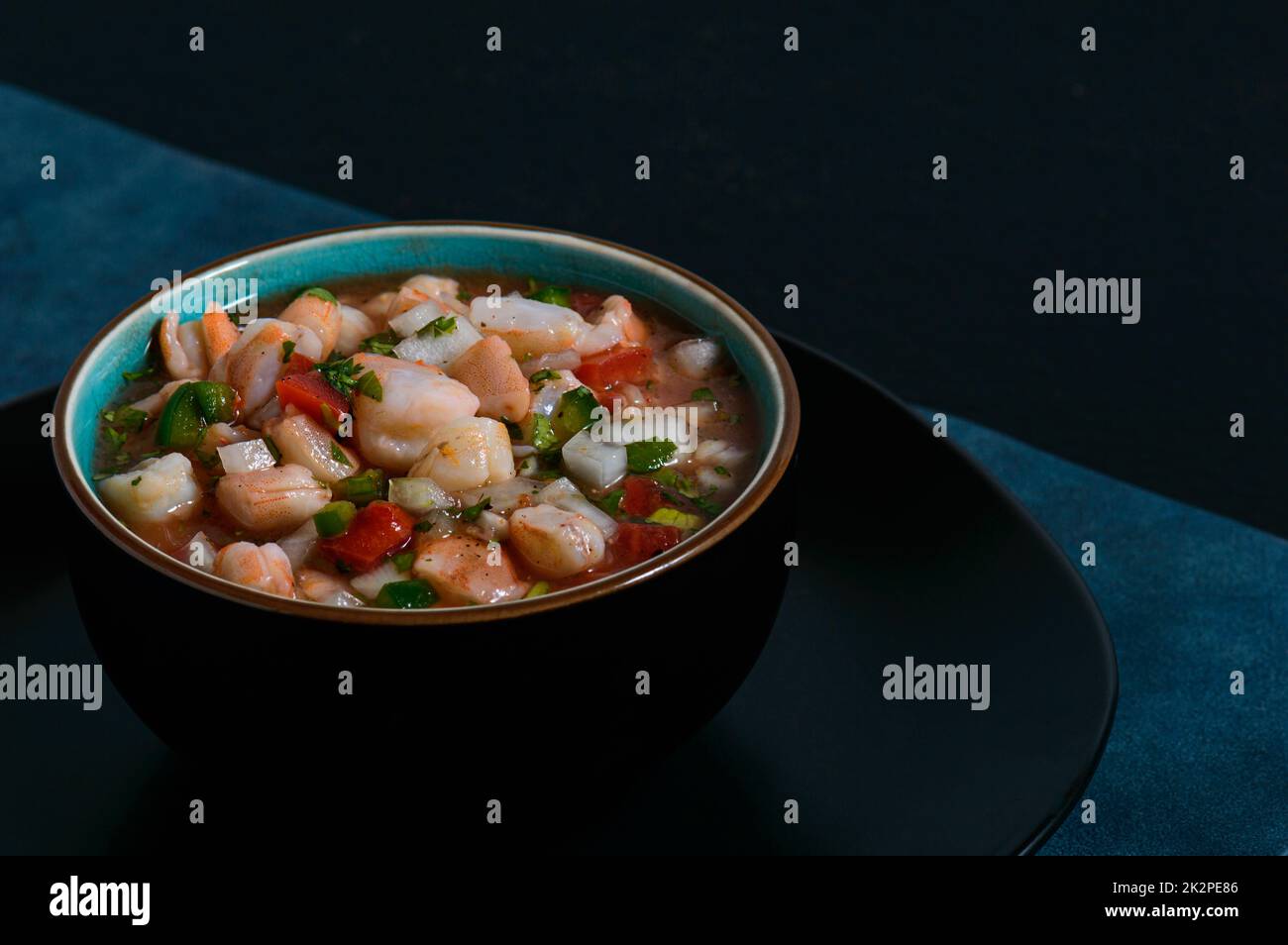 Red Shrimp Ceviche, mexikanische Küche, unaufgeräumt Stockfoto
