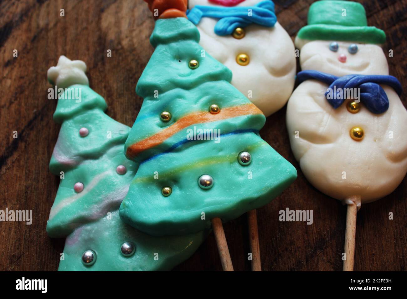 Süßigkeiten-weihnachtsbaum-Form und Schneemann. Draufsicht mit Stockfoto