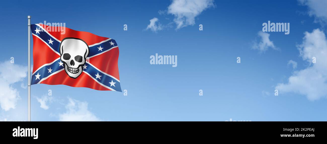 Konföderierte Todesflagge isoliert am blauen Himmel. Horizontales Banner Stockfoto