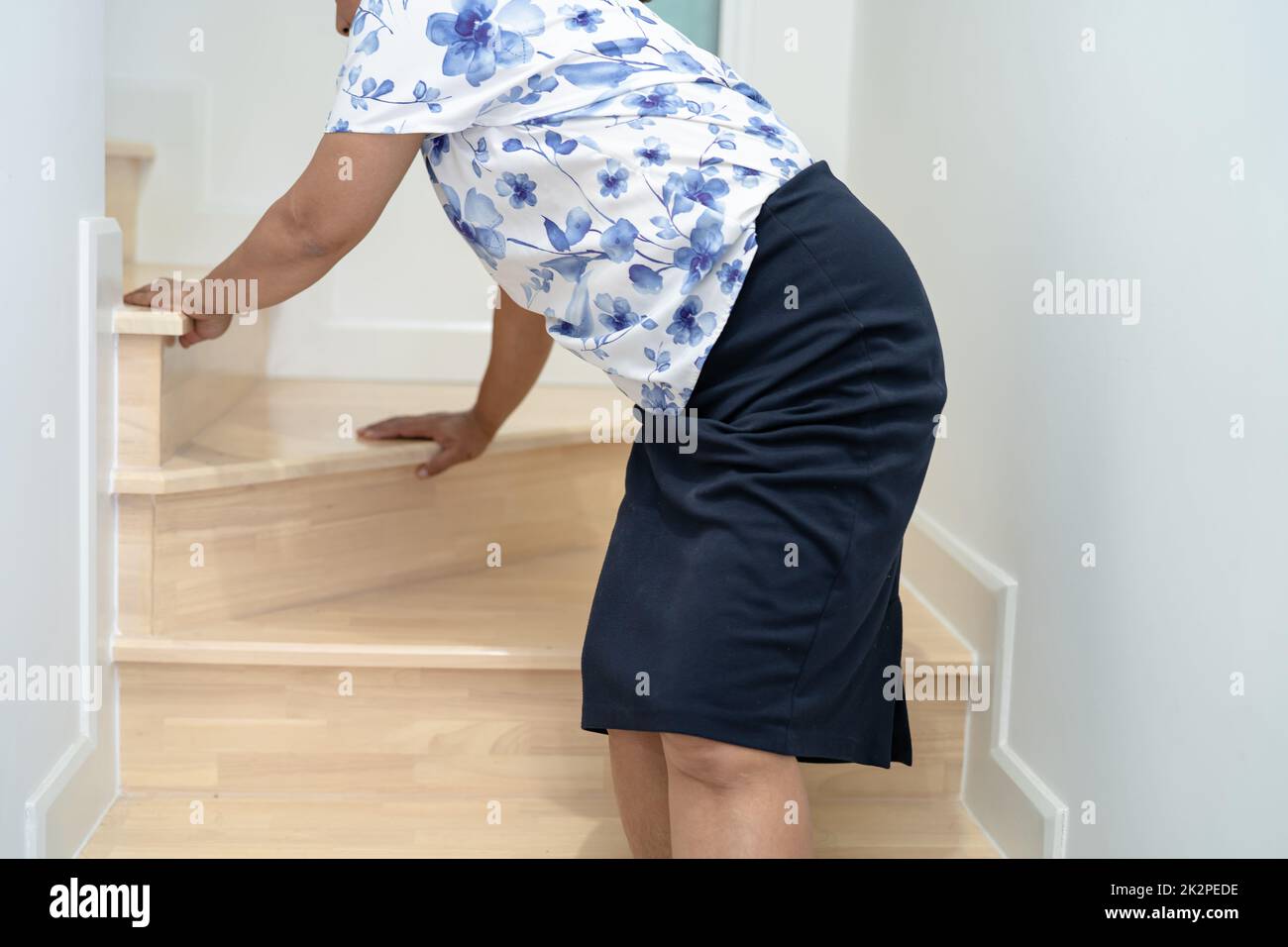 Asiatische Dame Frau Patientin fallen die Treppe hinunter, weil rutschige Oberflächen Stockfoto