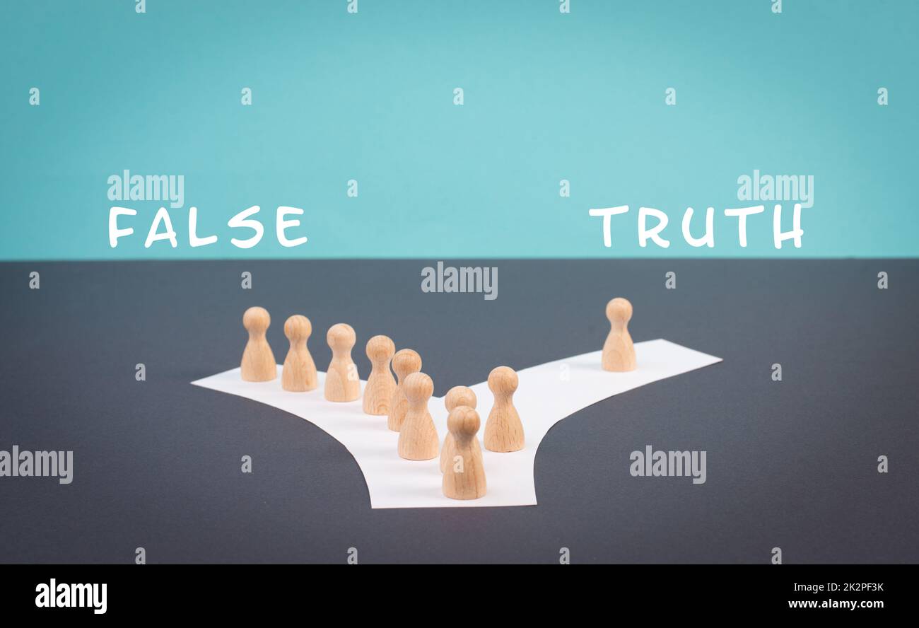 Menschenmenge folgt dem Weg zu falschen Informationen, man denkt anders und nimmt seinen eigenen Weg und Entscheidungen, Propaganda- und Verschwörungstheorie Konzept, Medien- und Manipulationsfragen Stockfoto