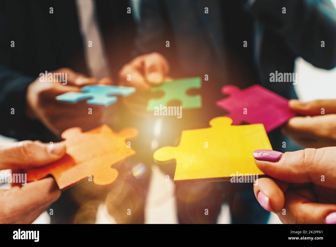 Teamarbeit von Partnern verbindet Puzzleteile als Integration und Startup Stockfoto