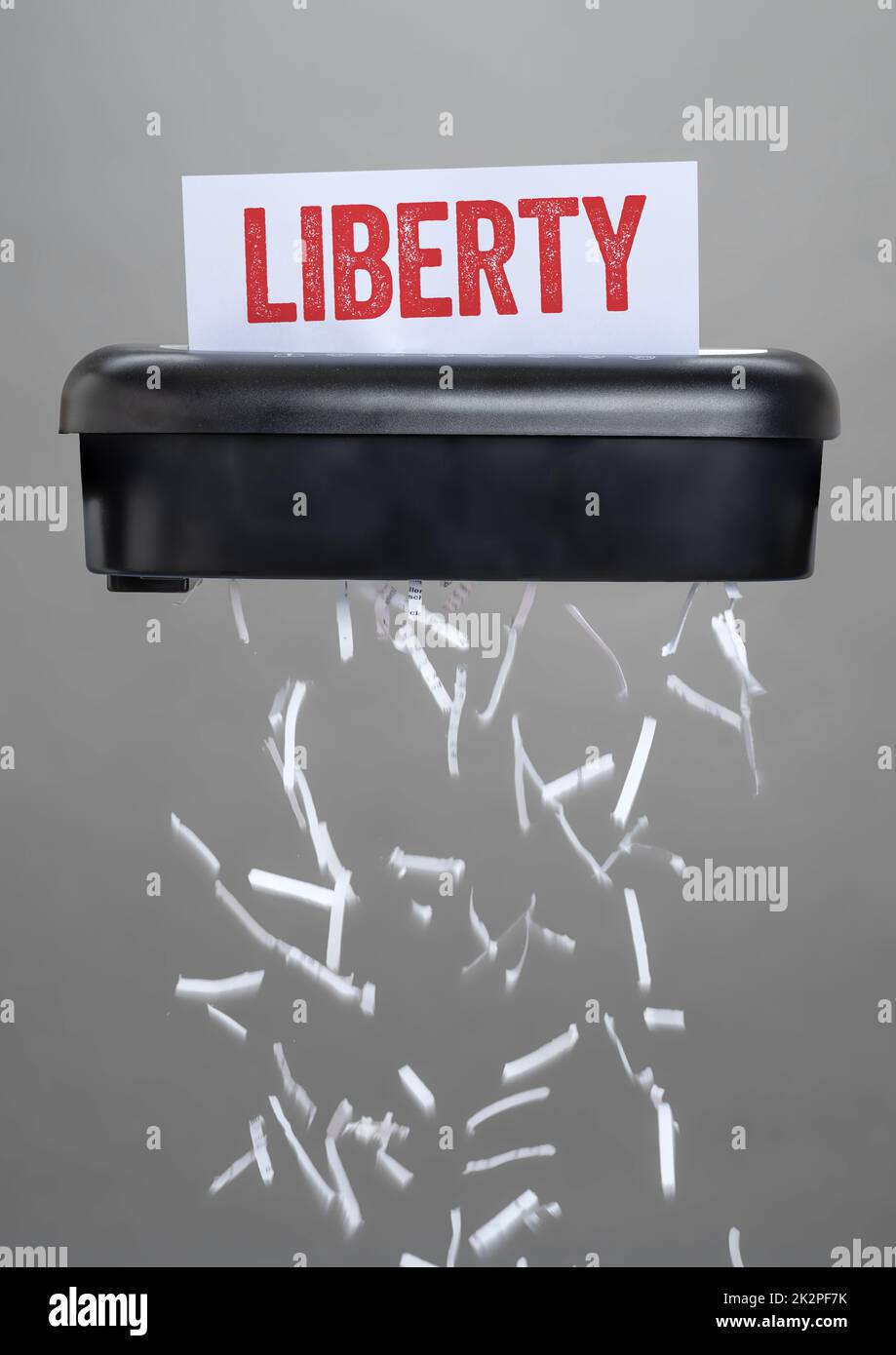 Ein Aktenvernichter, der ein Dokument zerstört - Liberty Stockfoto