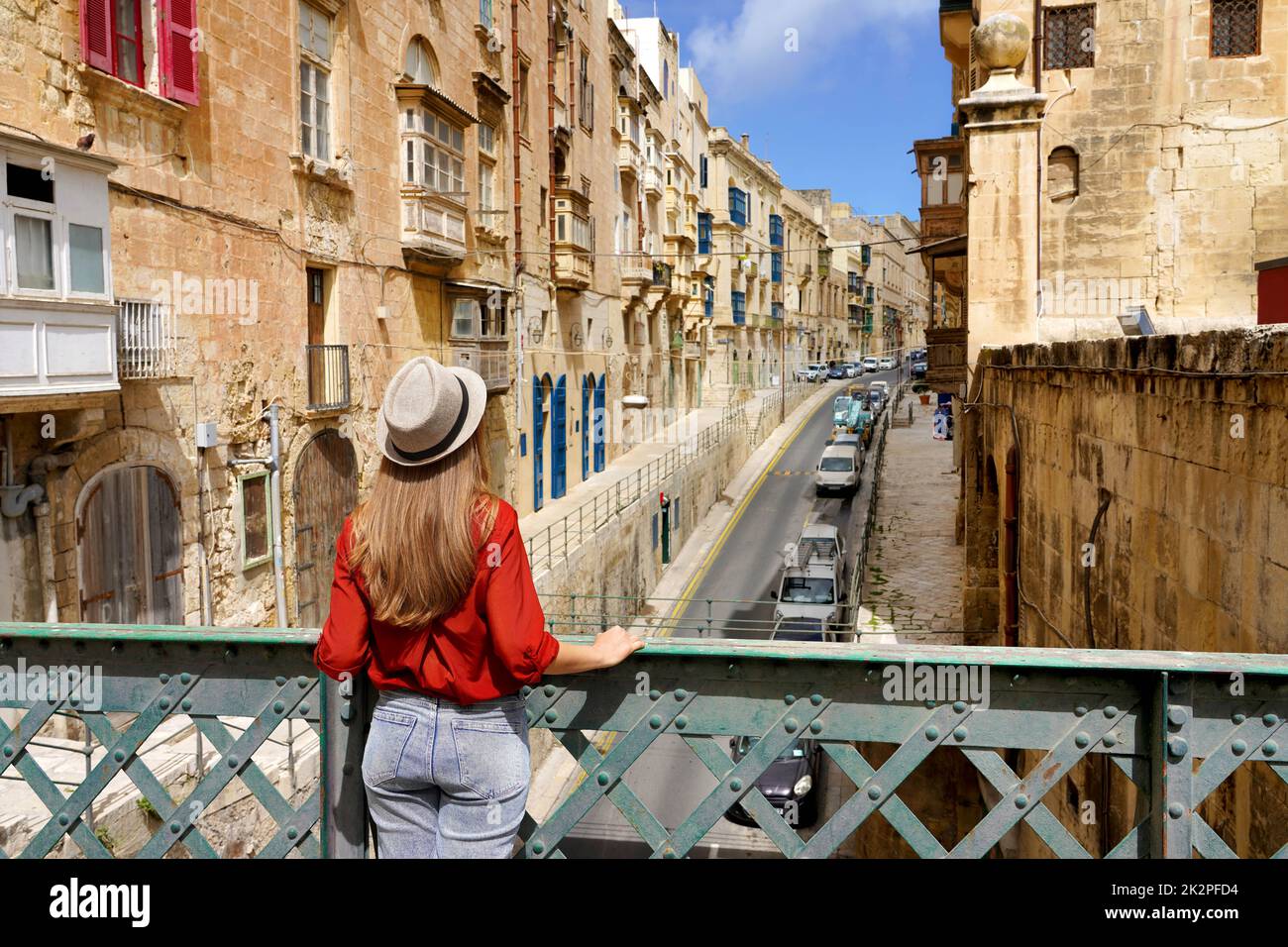 Reisende Mädchen auf Eisenbrücke suchen historische Gebäude im Stadtzentrum von Valletta, Malta Stockfoto