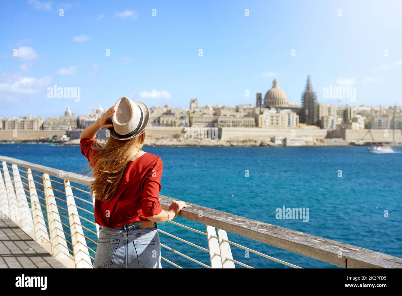 Besuch in Südeuropa. Reisenden Mädchen zu Fuß entlang Malta Promenade mit Valletta Stadtbild. Stockfoto