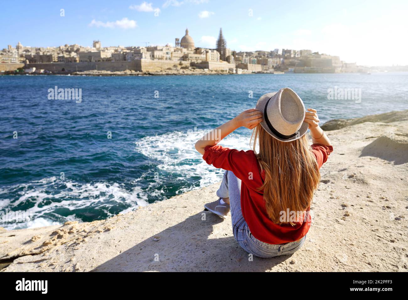 Junge Reisende Frau hält Hut Blick auf Valletta Altstadt Reiseziel in Malta Stockfoto