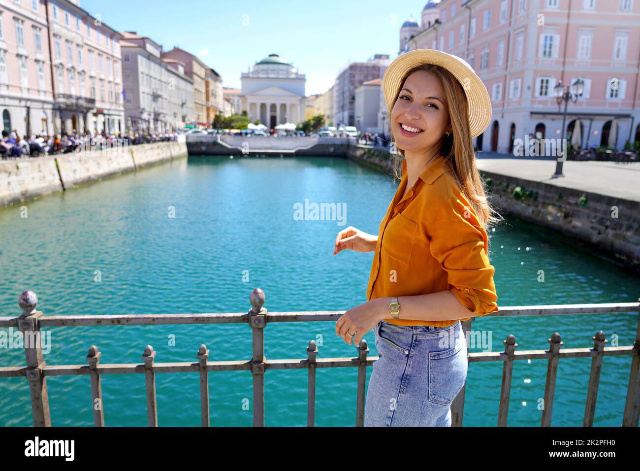 Reisenden Mädchen auf der Brücke mit schöner Aussicht auf Triest Stadt, Italien Stockfoto
