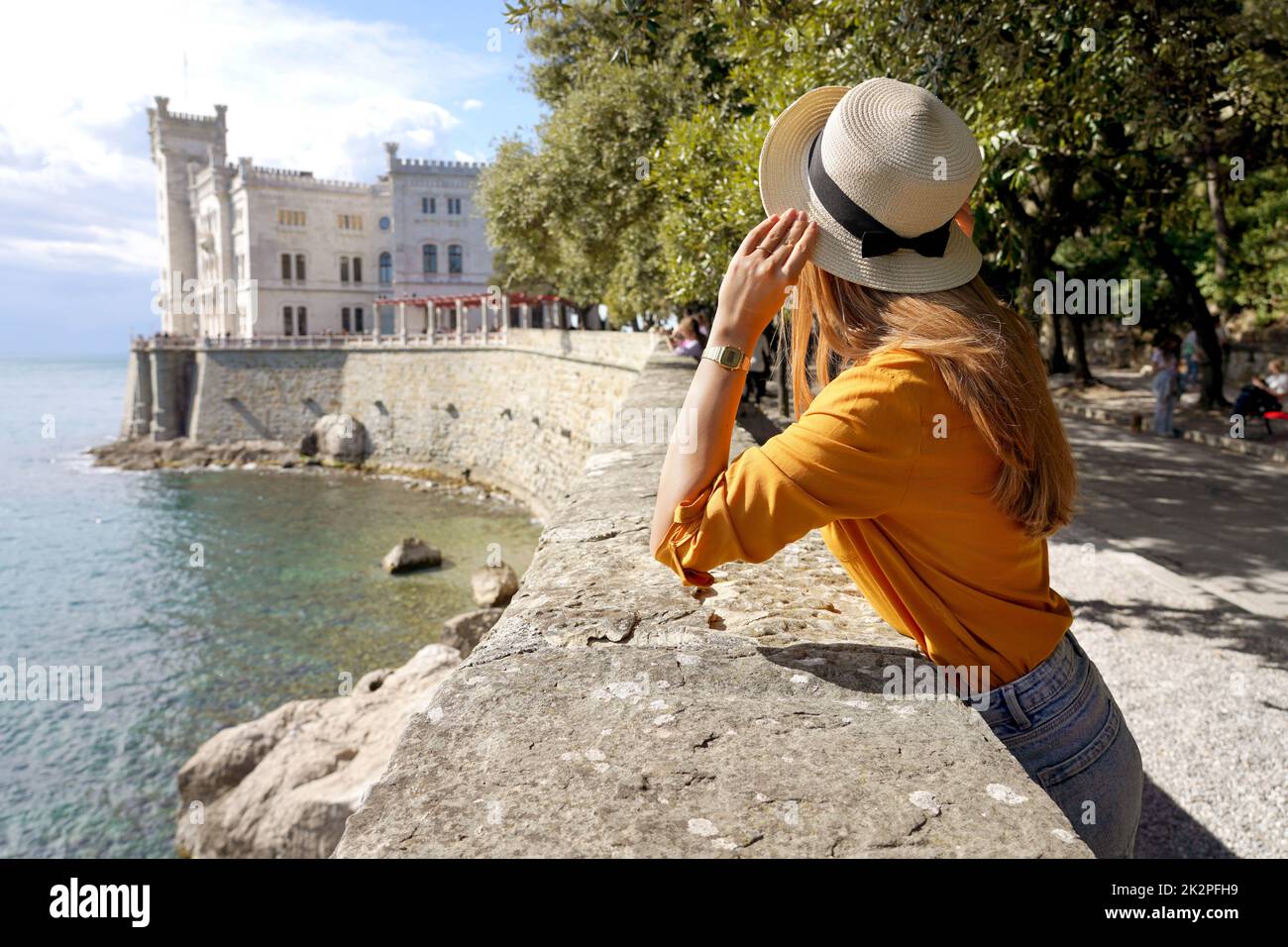 Tourismus in Italien. Schönes Mädchen mit Hut zu Besuch Miramare Schloss in Triest, Italien. Stockfoto