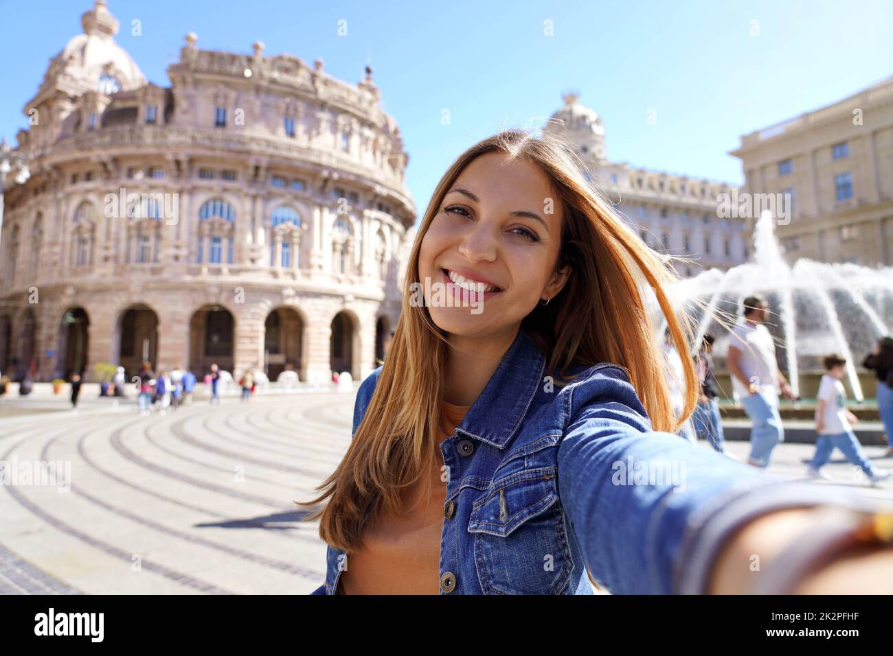 Reisen durch Italien. Junge Reisende Frau, die Selfie auf dem berühmten Platz in Genua nimmt. Stockfoto