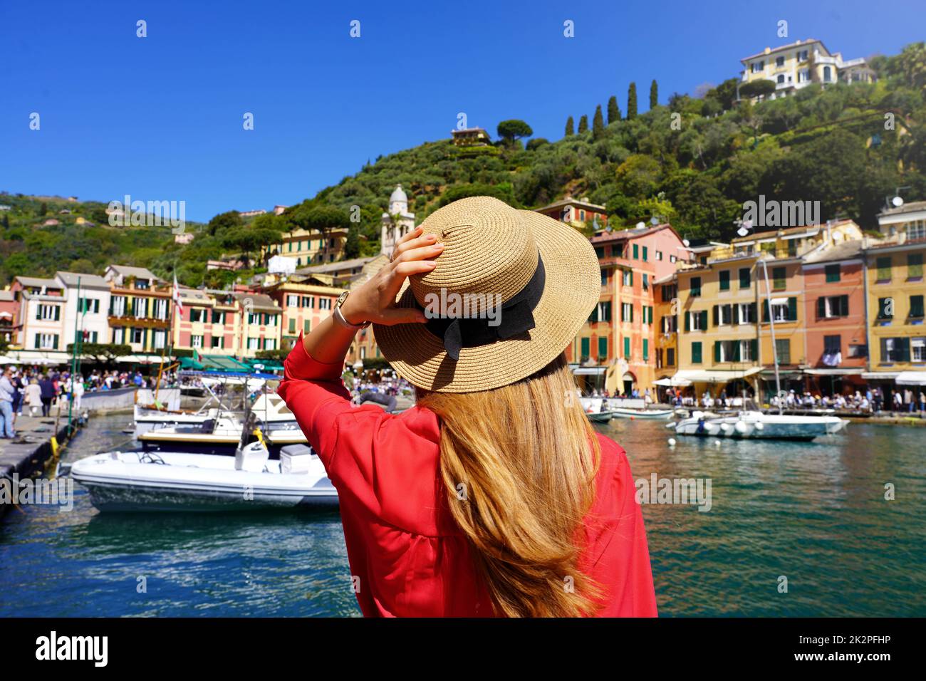 Urlaub in Portofino. Rückblick auf das wunderschöne Modemädchen mit Blick auf das farbenfrohe, malerische Dorf Portofino an der italienischen Riviera. Sommerurlaub in Italien. Stockfoto
