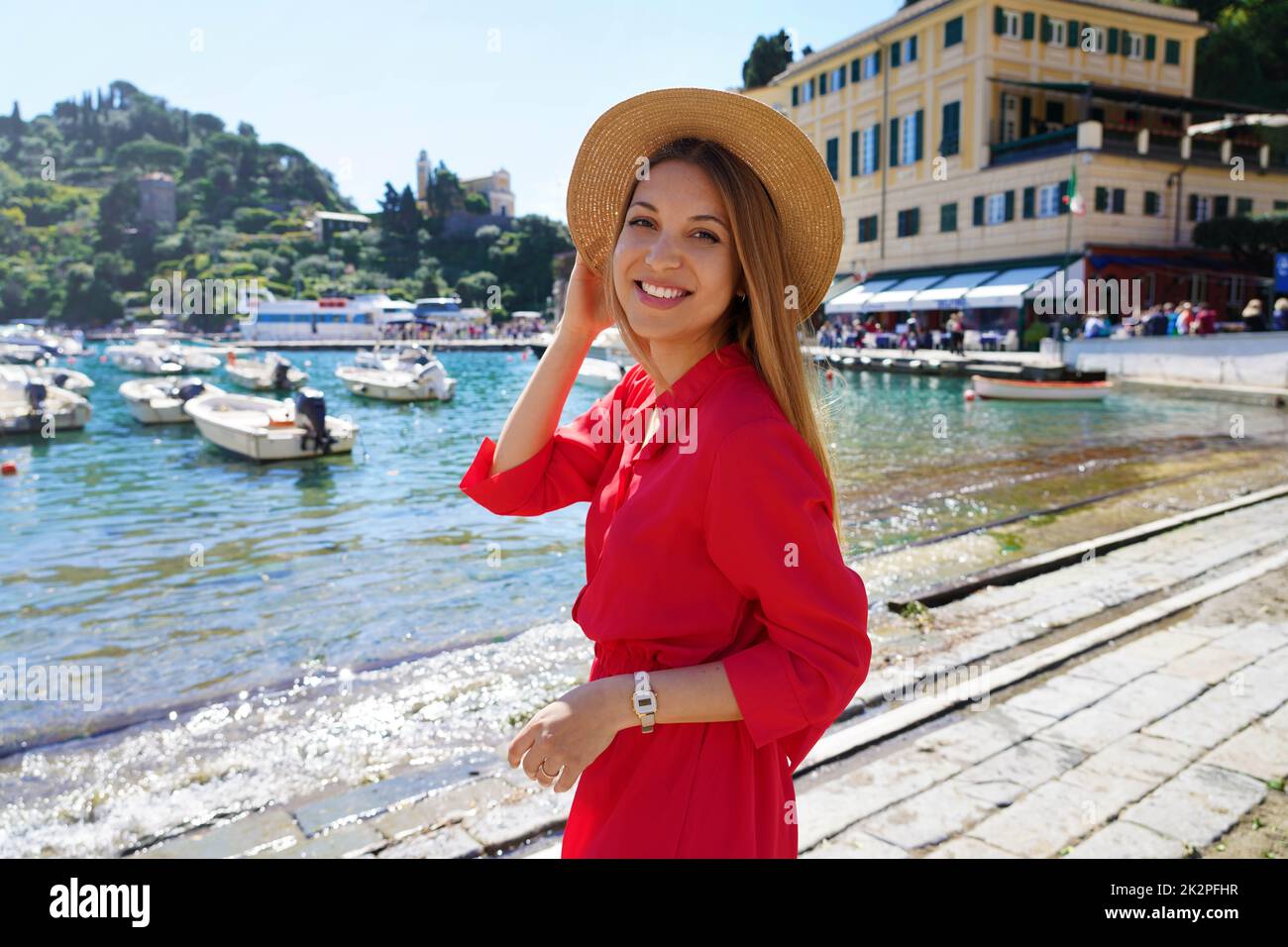 Stilvolle Frau in rotem Kleid und Hut in Portofino, Ligurien, Italien Stockfoto