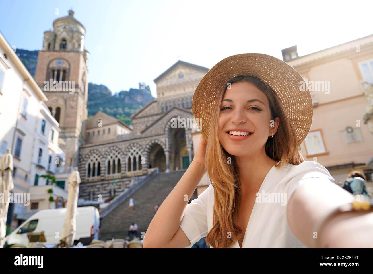 Glückliche junge schöne touristische Mädchen, die ein Selfie lächelt an der Kamera in der Stadt Amalfi, Amalfiküste, Italien Stockfoto