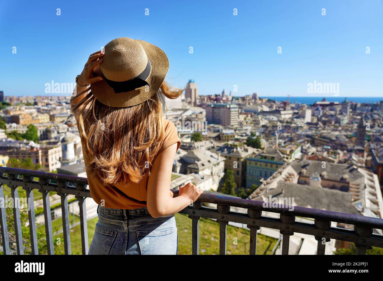 Besuch In Genua, Italien. Rückansicht eines jungen Reisenden Mädchens, das das Stadtbild von Genua von der Aussichtsterrasse aus genießt. Stockfoto