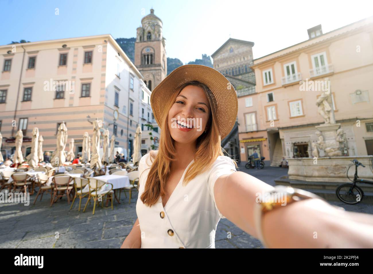 Lächelndes Touristenmädchen macht Selfie-Foto in Amalfi-Stadt an der Amalfiküste, Italien Stockfoto