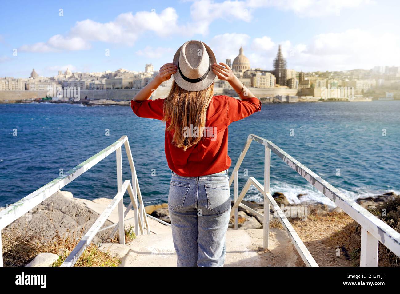 Urlaub Malta. Rückansicht des schönen Mädchen genießen Blick auf Valletta Stadtlandschaft mit dem blauen Wasser des Mittelmeers. Stockfoto