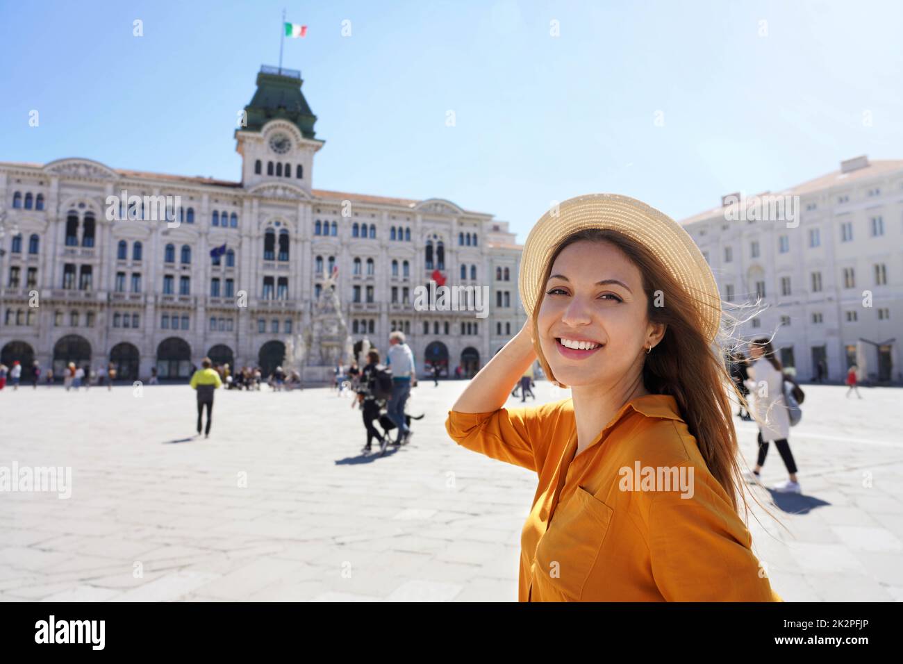 Porträt von Reisenden Mädchen in Triest Stadt in Italien zu besuchen. Blick auf die Kamera. Stockfoto