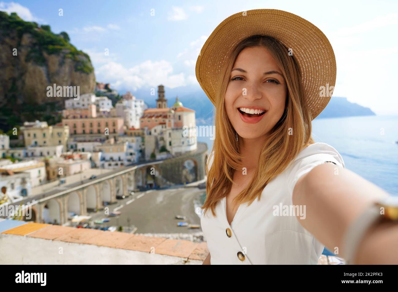 Reisen in Europa. Selfie-Frau an der Amalfiküste, Italien. Fröhliches touristisches Mädchen, das während der Sommerferien in Italien, einem berühmten europäischen Reiseziel, Selbstporträt mit Smartphone macht. Stockfoto