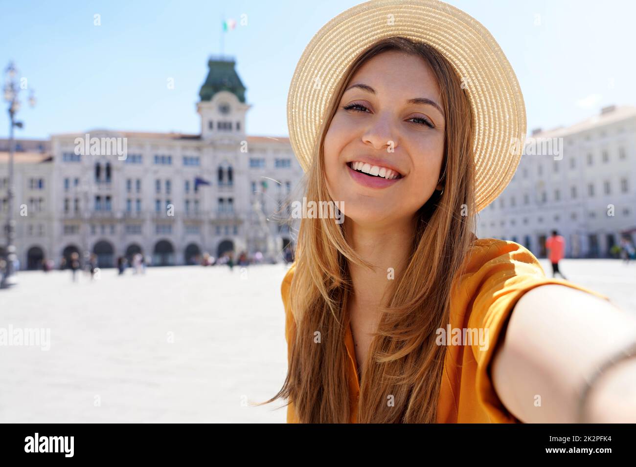 Kulturtourismus in Italien. Selbstporträt von lächelnden Reisenden Mädchen zu Besuch in Triest, Italien. Stockfoto