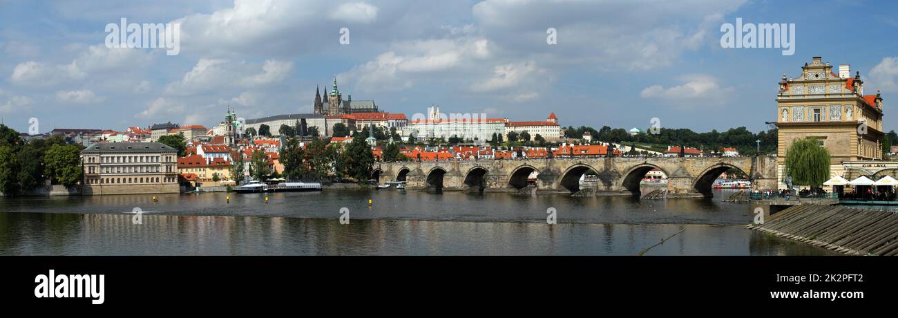 Berühmte Karlsbrücke und historisches Zentrum von Prag, Gebäude und Wahrzeichen der Altstadt, Tschechische Republik Stockfoto