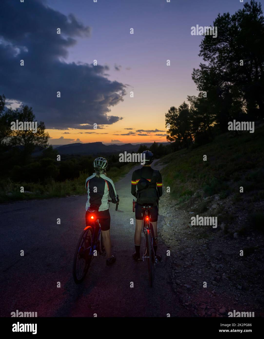 Radfahren im dunkeln -Fotos und -Bildmaterial in hoher Auflösung – Alamy