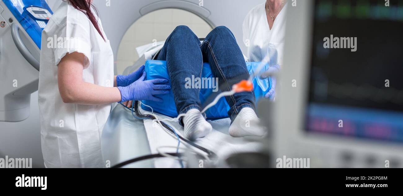 Patient, der sich einer Computertomographie (CT) unterziehen muss (Farbtonbild, flacher Freiheitsgrad) Stockfoto