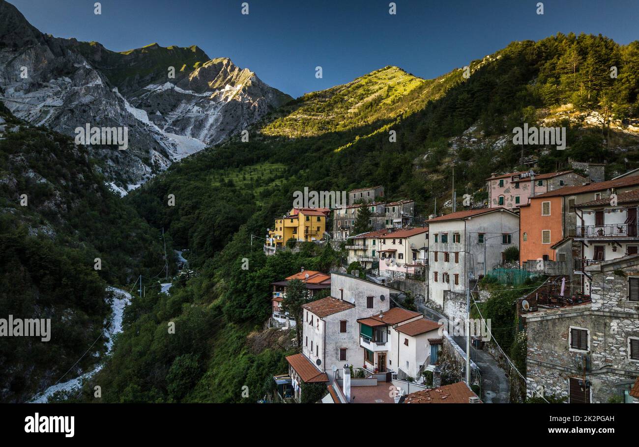 Colonnata Dorf und Carrara Berge. Massa-Carrara, Toskana Italien Stockfoto