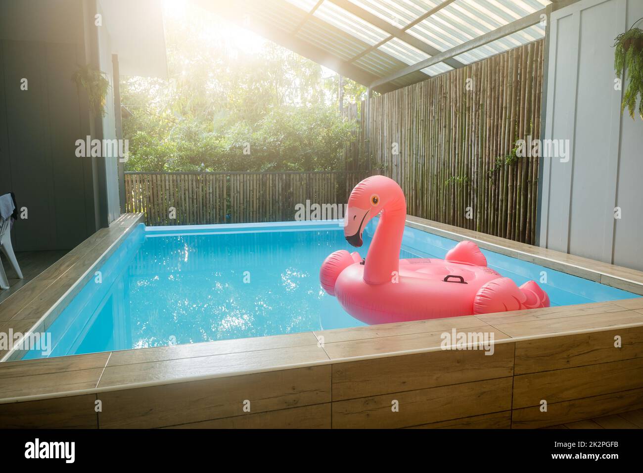 Rosa aufblasbare Ring Flamingo Kunststoff im Schwimmbad blaues Wasser Stockfoto