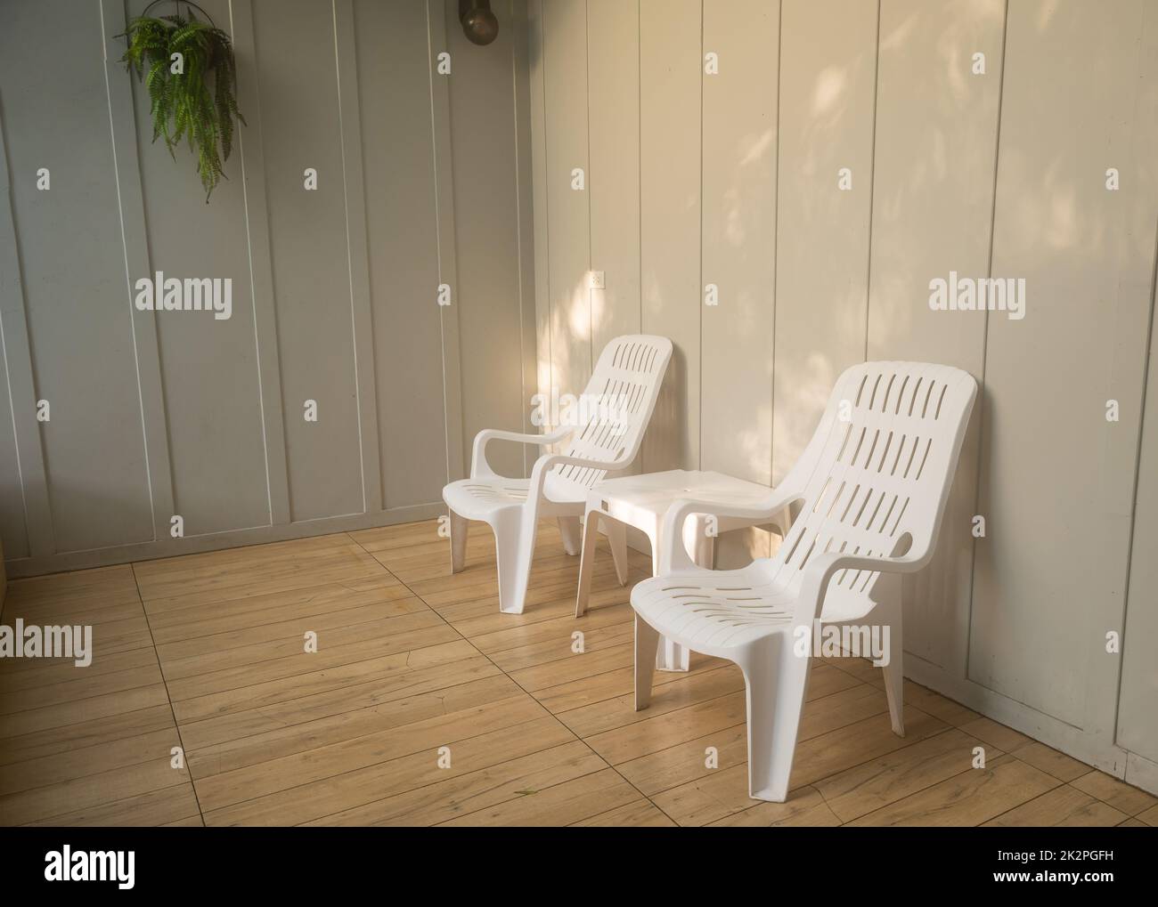 Niemand hat einen weißen Stuhl um den Außenpool im Resorthotel herum, der leer ist Stockfoto