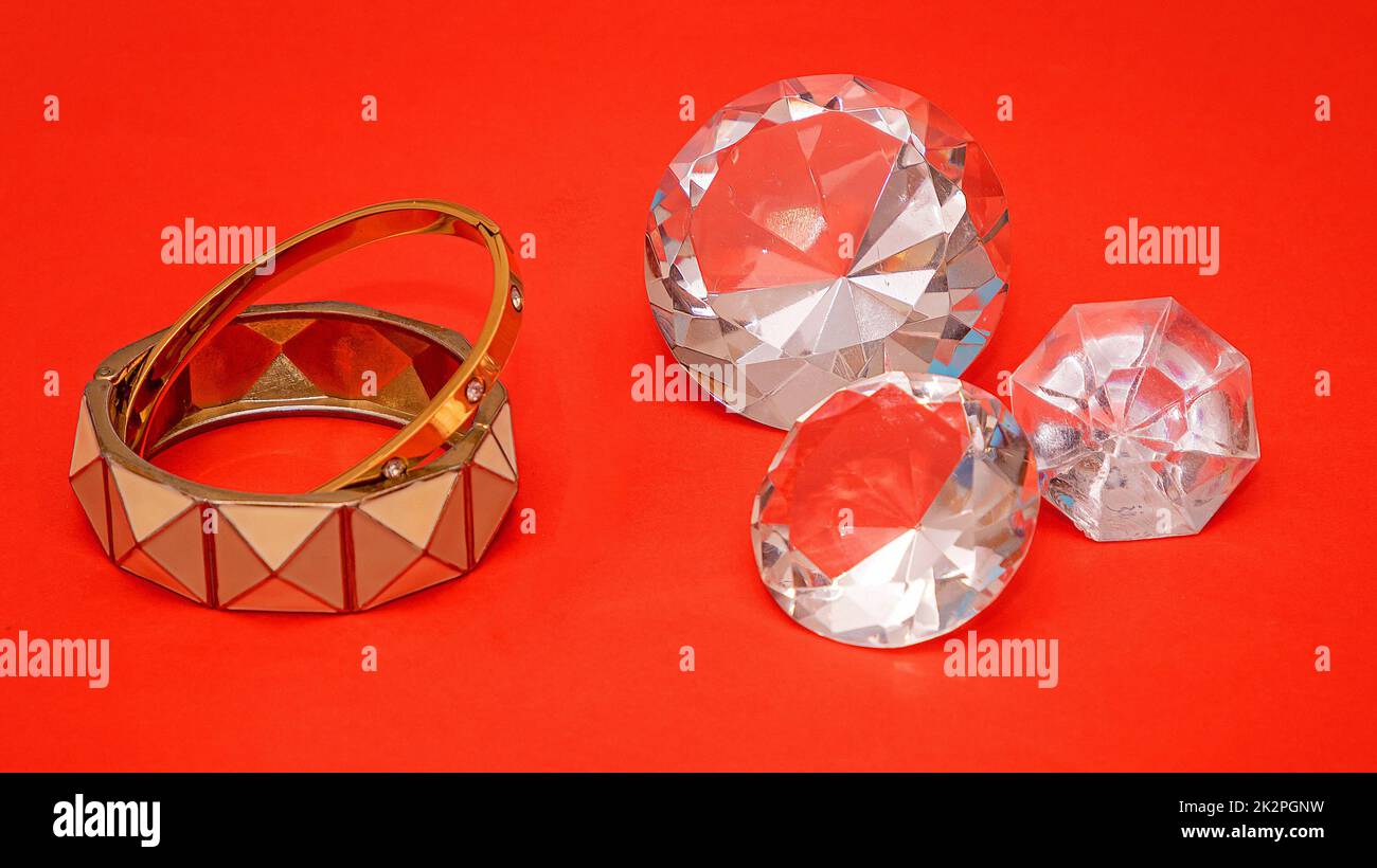 Goldene Armreifen und großer Diamantenschmuck Stockfoto